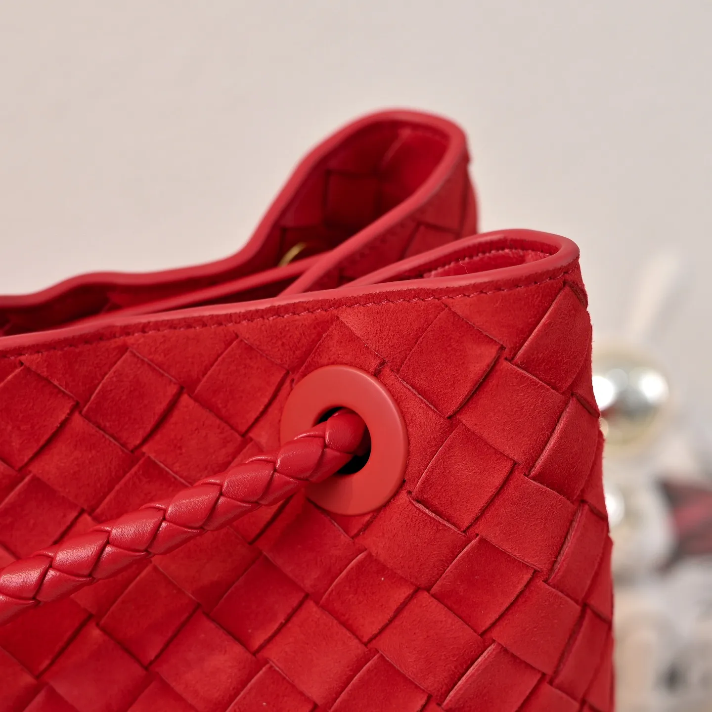 Batch 3760 #BV new deerskin Andiamo 🎈 The warm deerskin velvet Andiamo for autumn and winter is here🍂 Made of cashmere calf deerskin, the touch is softer and more delicate, and the overall body is very full and high-end! The shoulder strap has a sliding metal knot buckle that can be adjusted at will. It can be carried on the shoulder/hand-held/cross-body in various ways. The bag has a large capacity and is suitable for commuting/daily use/traveling. This bag is divided into small/medium/large sizes. There is always one that suits you. Then take me with you🎀🎀 Style number: 5543 Size: 45x22x34